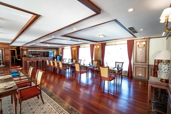 Comment élaborer une carte des vins raffinée mettant en avant les cépages locaux pour sublimer votre restaurant gastronomique ?